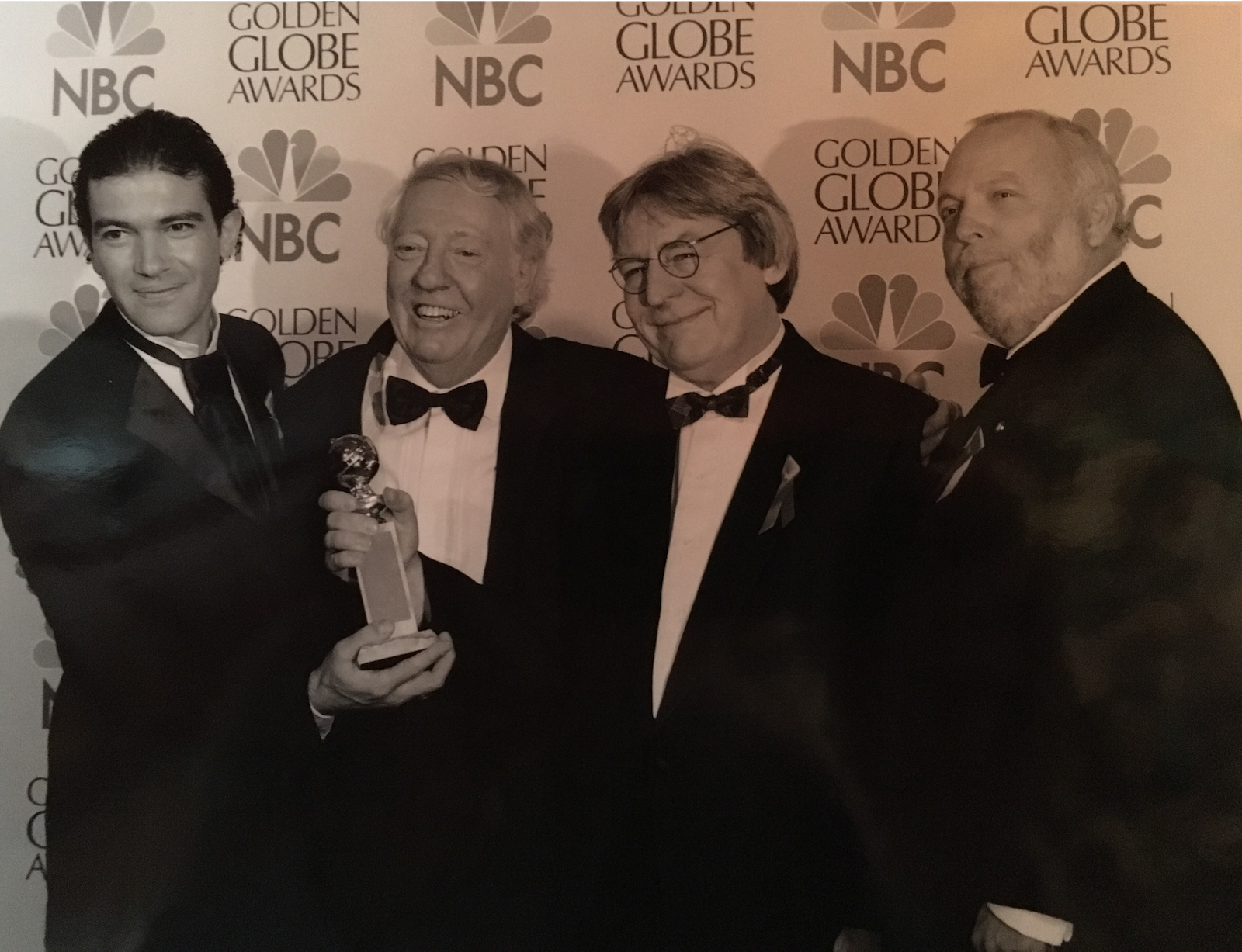 A Golden Globe díjátadón Antonio Banderas-szal, Robert Stigwood-dal és Alan Parker-rel